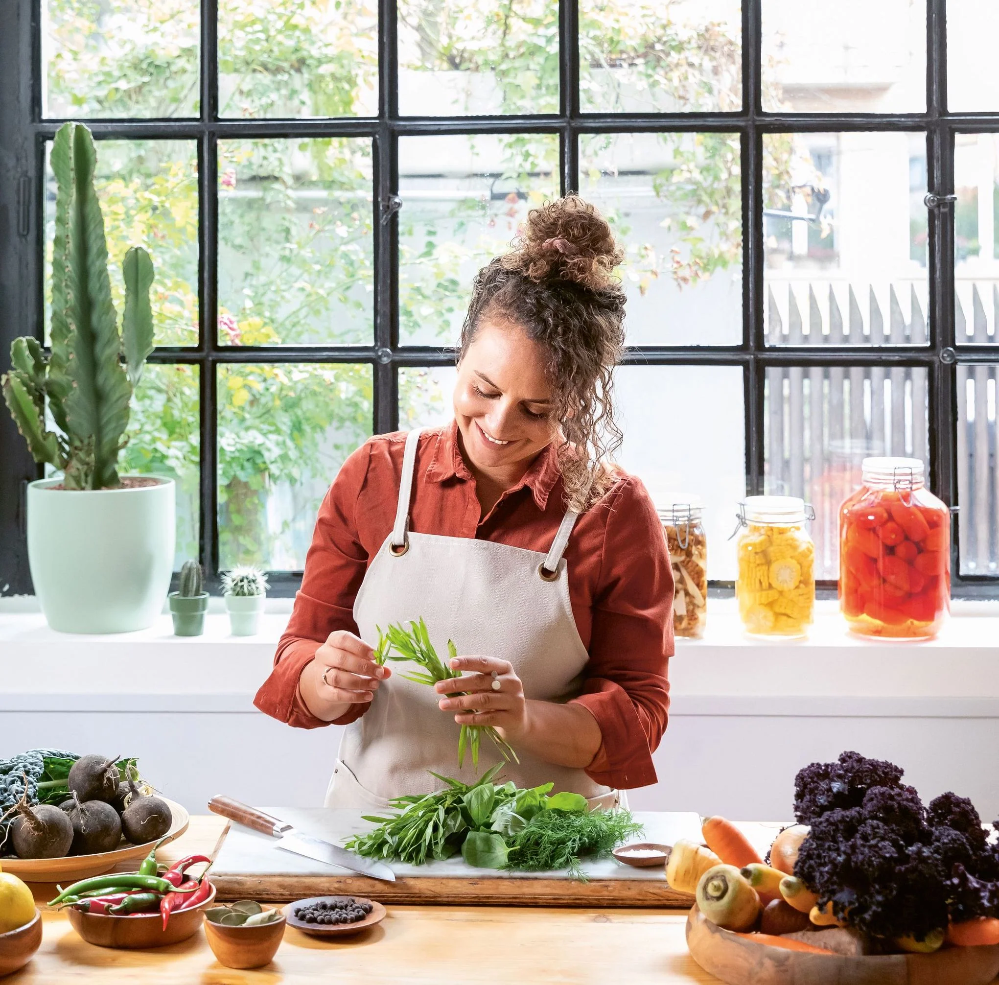 Première cheffe étoilée Michelin en Suisse pour un restaurant vegan, Zineb Hattab révolutionne la gastronomie végétale avec ses établissements KLE et DAR à Zurich, alliant innovation, durabilité et influences culturelles.